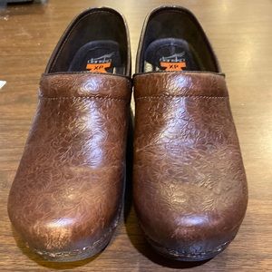 Dansko XP size 39 floral clogs in excellent condition